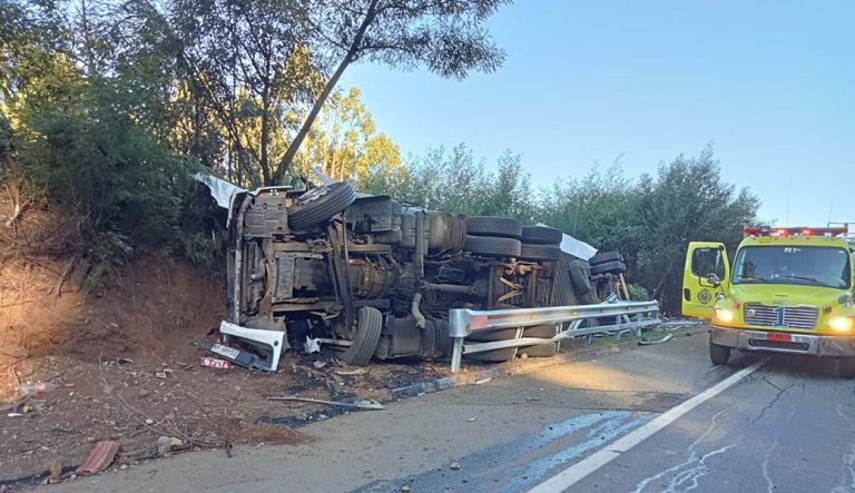 Volcamiento de camión con productos lácteos deja un fallecido en Collipulli