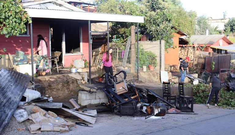 Incendio destruye dos viviendas en Villa Los Andes de Angol