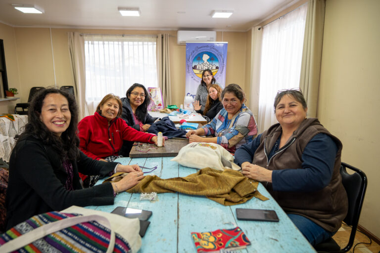 Angol: Mujeres de Javiera Carrera lideran taller de costura ecosustentable para la gran Fiesta de la Primavera